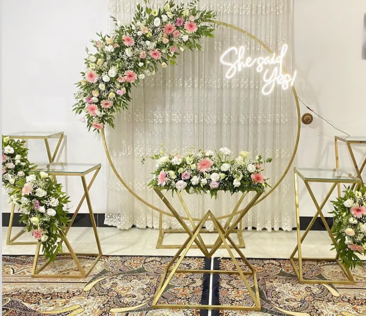 50 مدل گل آرایی بله برون در خانه و تالار با مطرح های تازه و شیک 122 مدل گل آرایی بله برون (17)