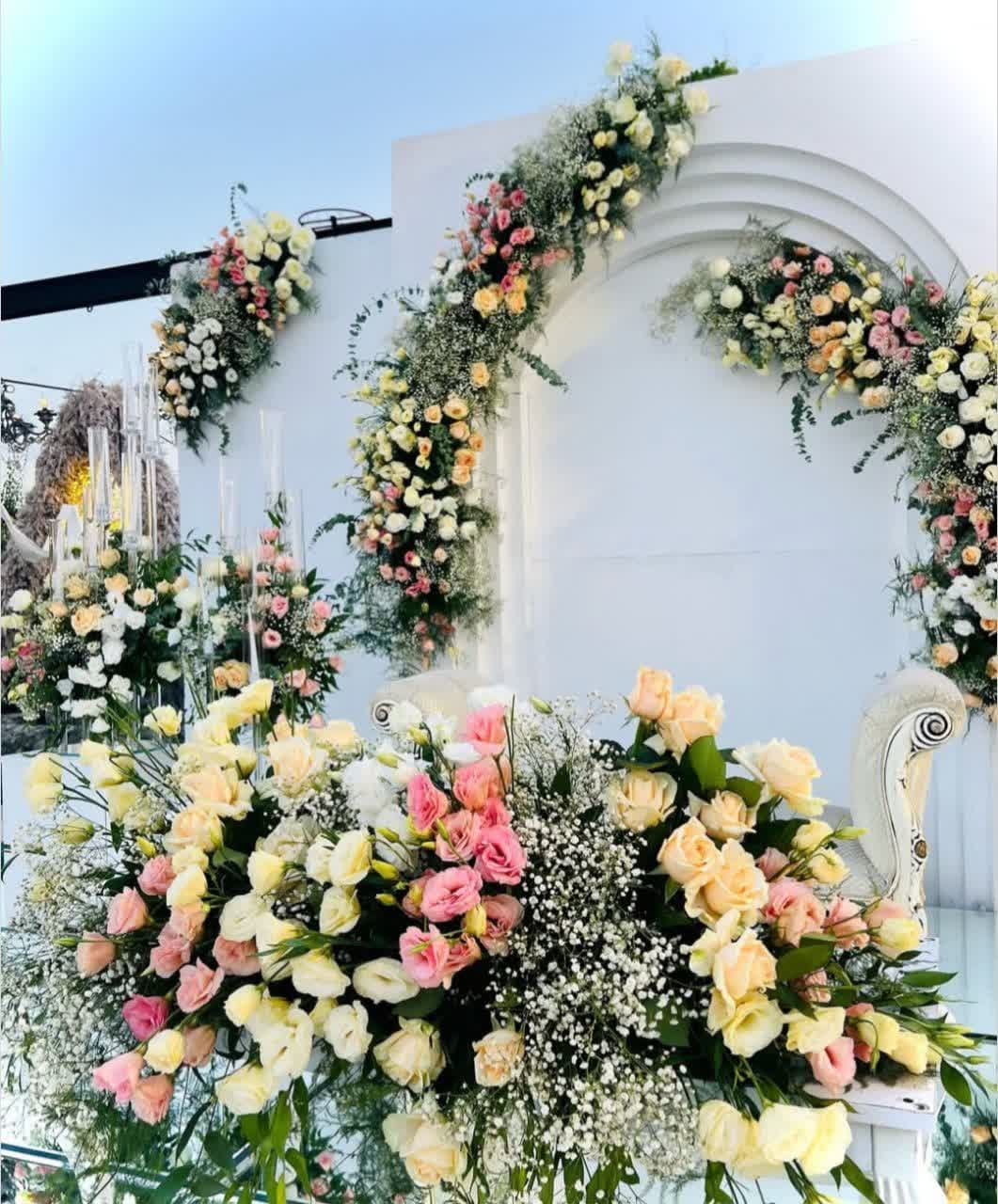 50 مدل گل آرایی بله برون در خانه و تالار با مطرح های تازه و شیک 131 مدل گل آرایی بله برون (26)