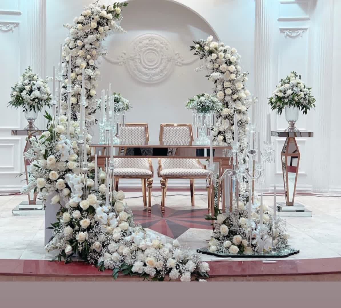 50 مدل گل آرایی بله برون در خانه و تالار با مطرح های تازه و شیک 140 مدل گل آرایی بله برون (35)