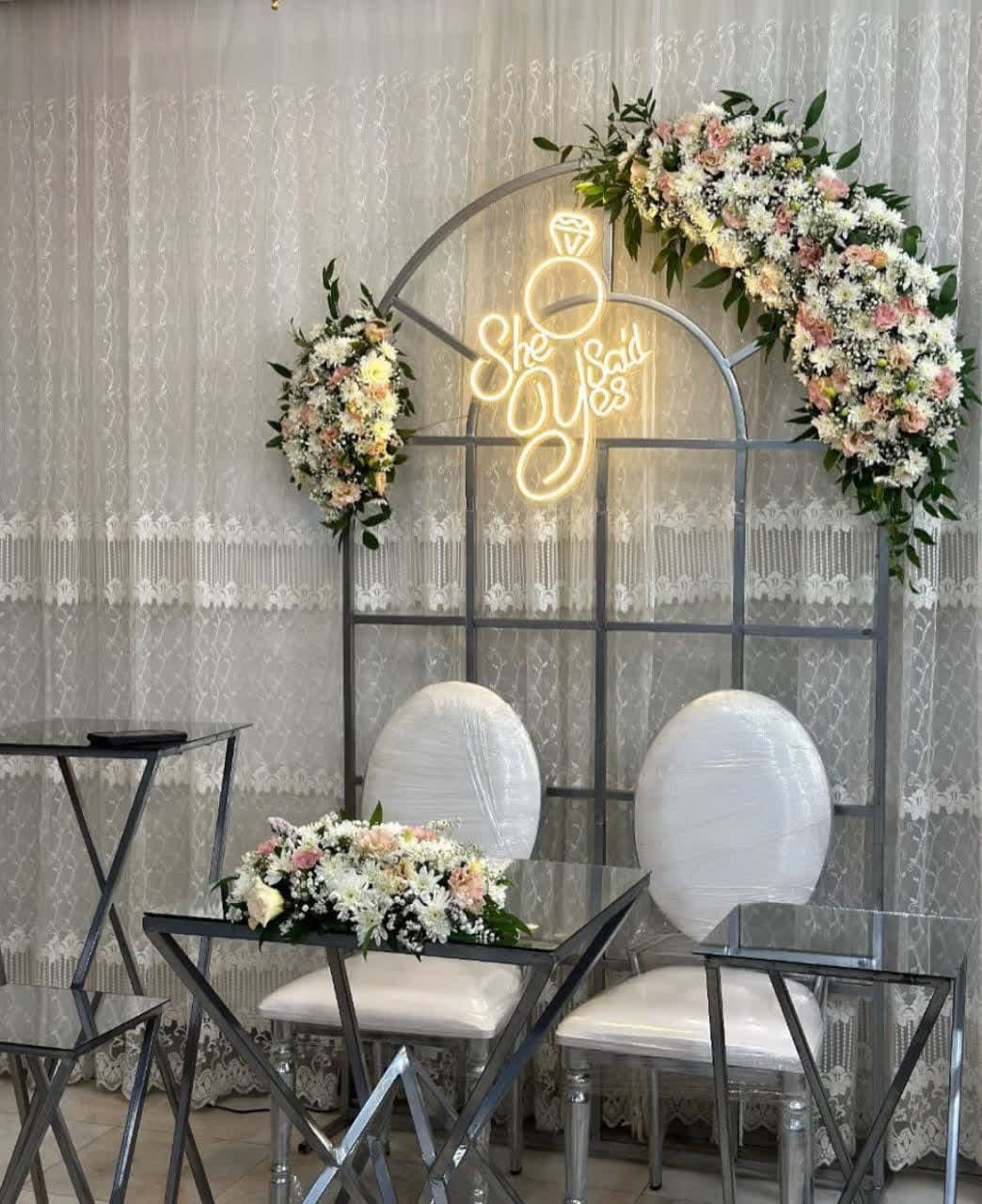 50 مدل گل آرایی بله برون در خانه و تالار با مطرح های تازه و شیک 151 مدل گل آرایی بله برون (46)