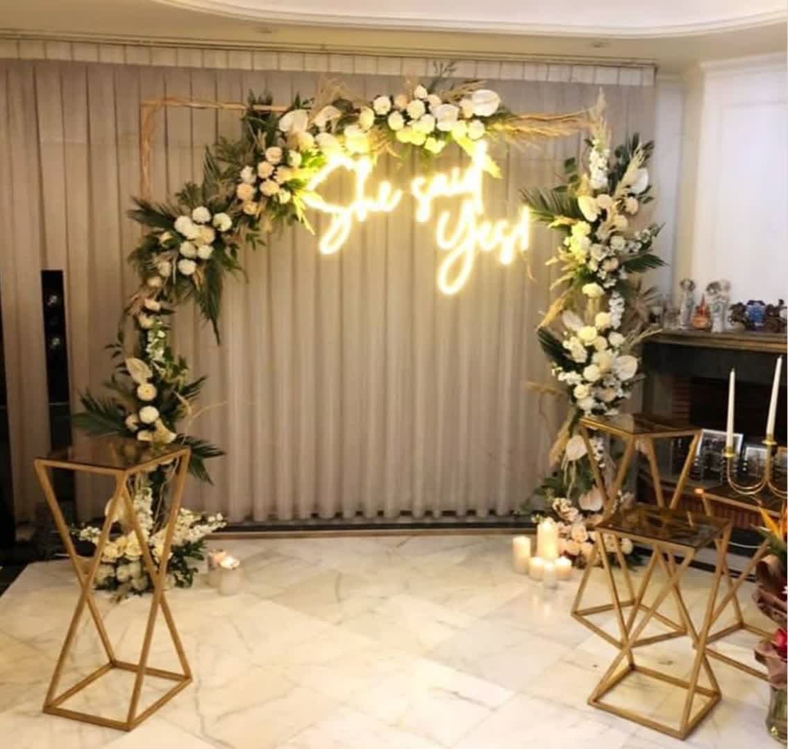 50 مدل گل آرایی بله برون در خانه و تالار با مطرح های تازه و شیک 149 مدل گل آرایی بله برون (44)