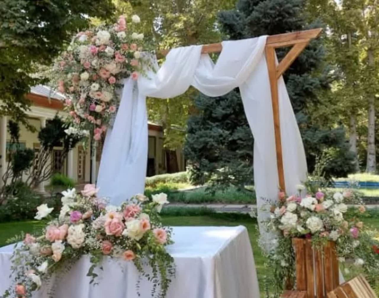 50 مدل گل آرایی بله برون در خانه و تالار با مطرح های تازه و شیک 156 مدل گل آرایی بله برون (51)