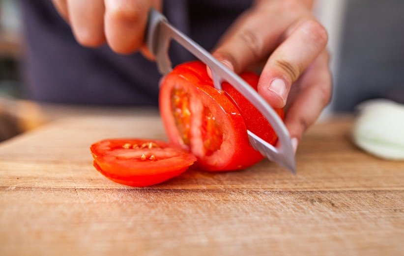 طبع گوجه فرنگی گرم است یا سرد 12 man-cutting-tomato
