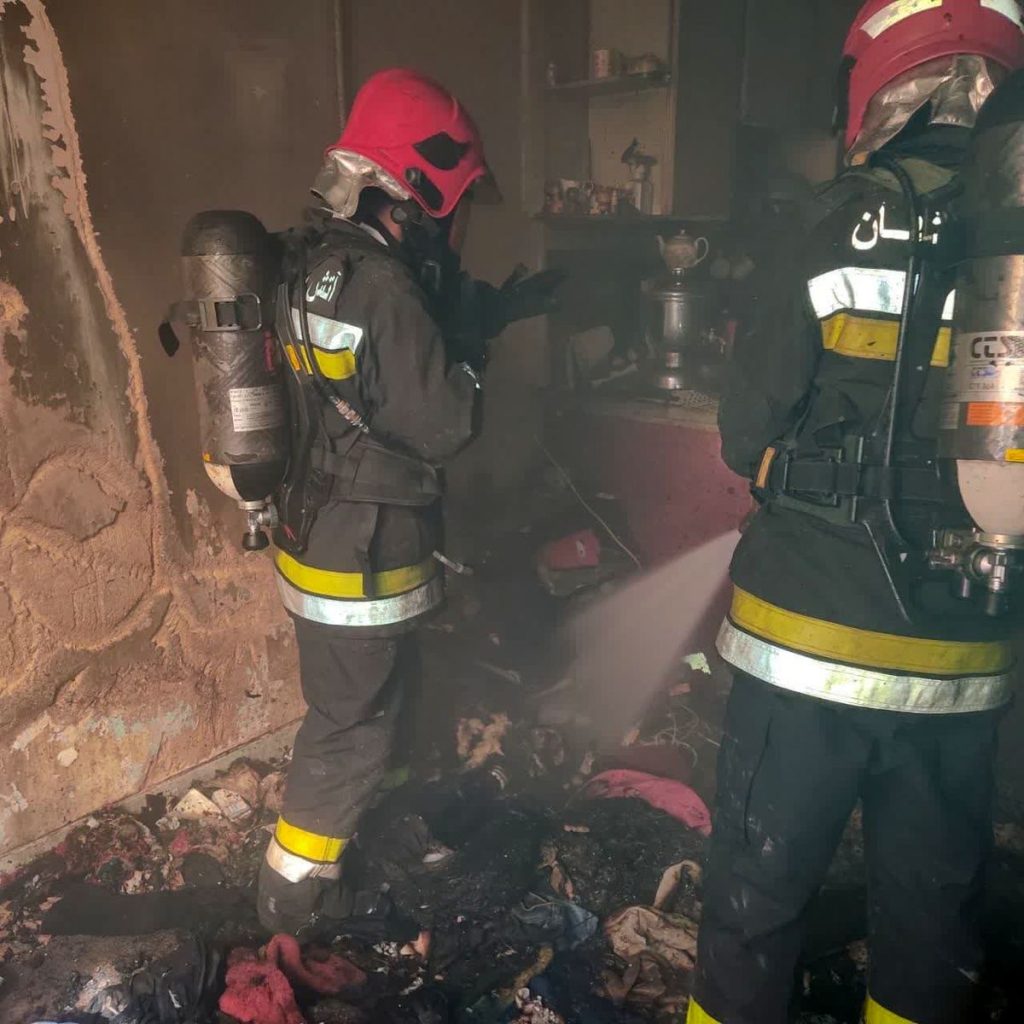 آتش سوزی منزل مسکونی در خیابان لاله شمالی