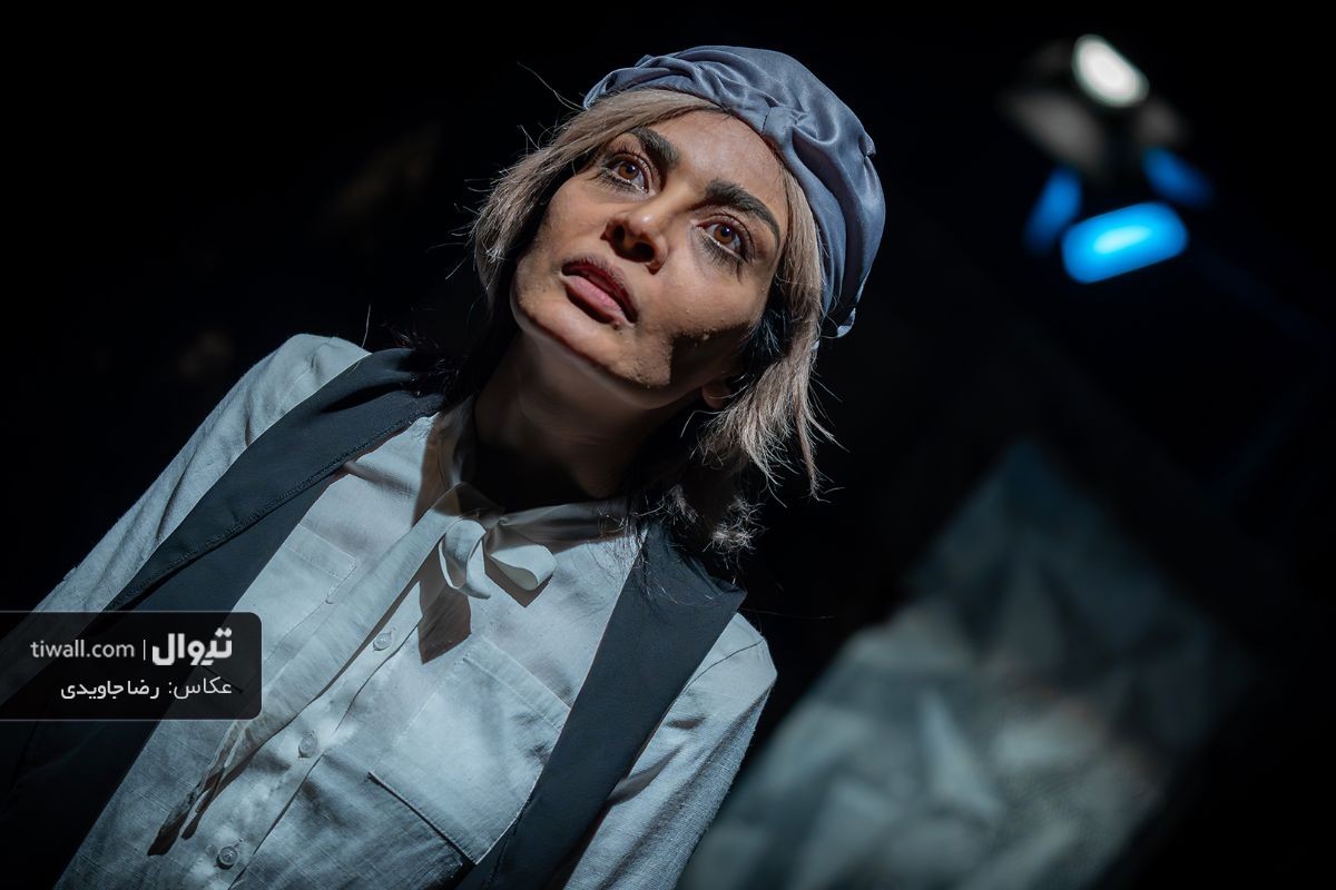 صحرا اسداللهی در نمایش سگ نگهبان و درختی در باغ