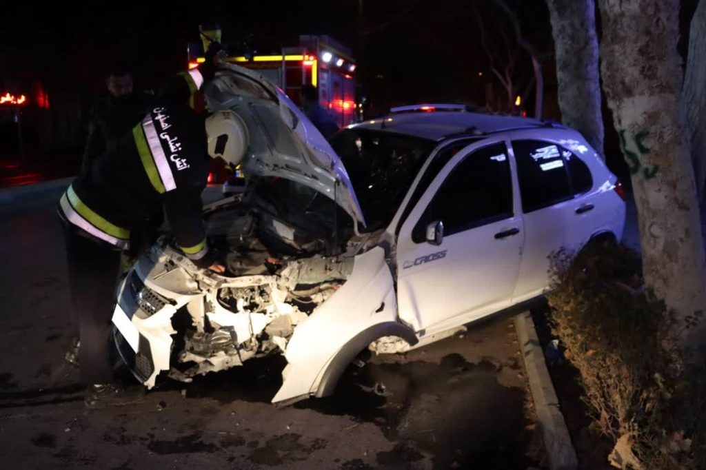 تصادف ماشین کوییک با تیر چراغ برق و درختان خیابان سلمان