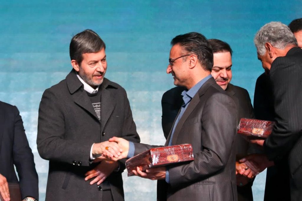 تقدیر معاون برنامه‌ریزی سازمان راهداری سرزمین و استاندار اصفهان از شرکت دکاترابر