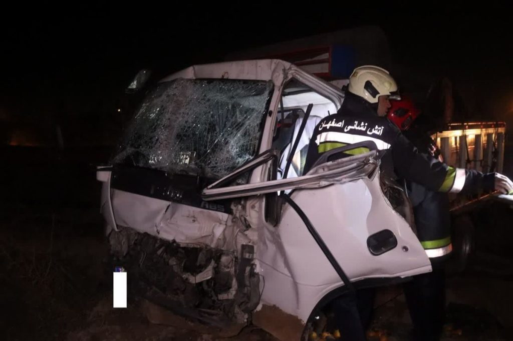 راننده جوان از تصادف دو کامیون نجات یافت