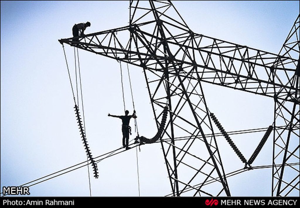 عملیات نجات روی دکل برق سختی قوی