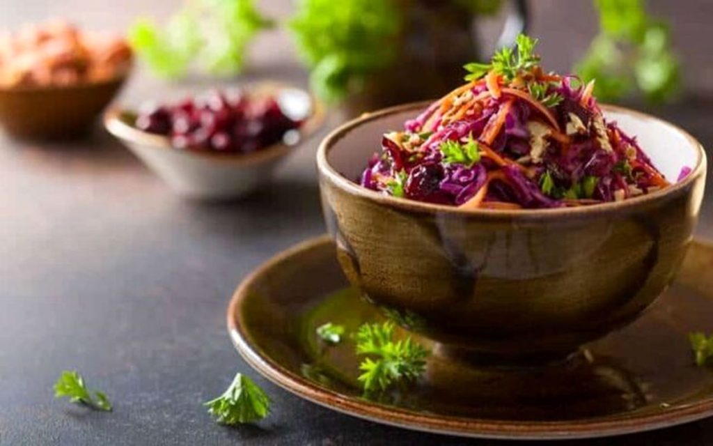 نحوه تهیه سالاد انار و گردو با فیلم آموزشی