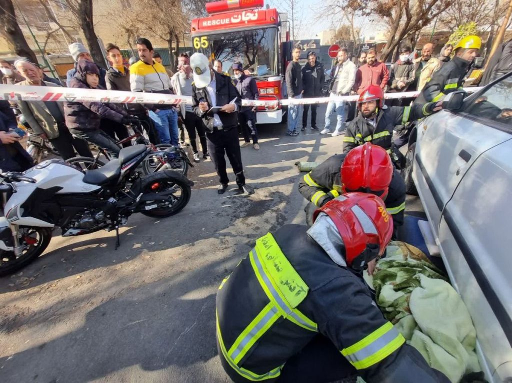 راکب موتورسیکلت زیر خودروی سمند گیر افتاد