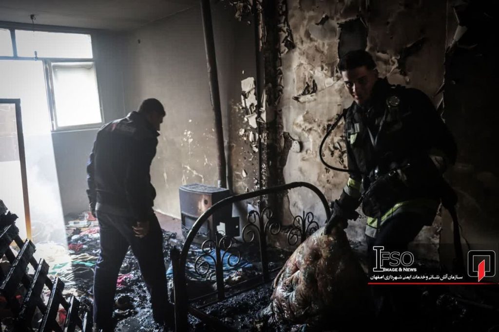 ضایعات دپو شده در منزل مسکونی در آتش سوخت