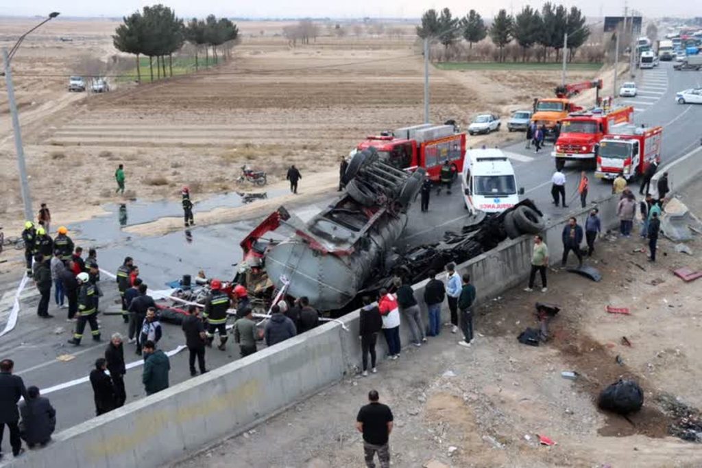 واژگونی تانکر حمل قیر جان یک نفر را گرفت