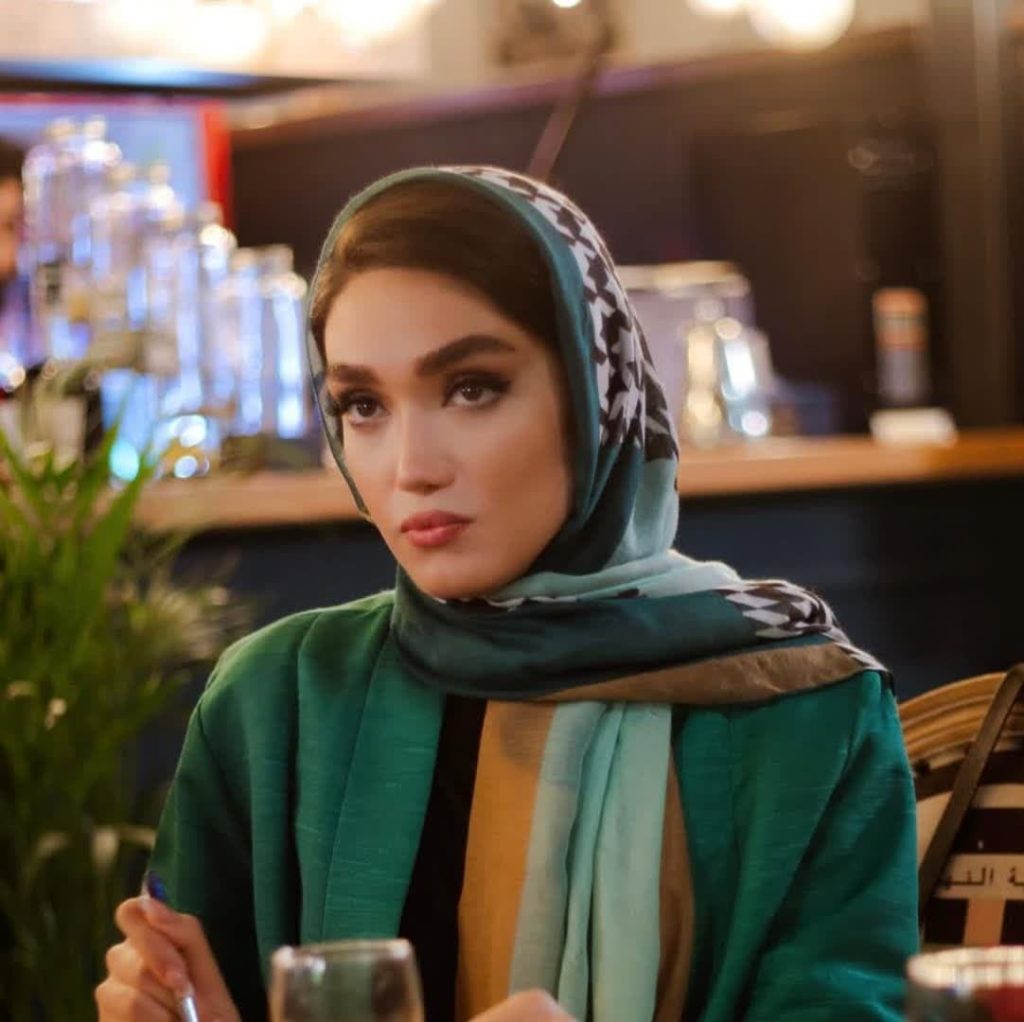 بیوگرافی فرزانه قاسم‌زاده بازیگر فیلم دایناسور