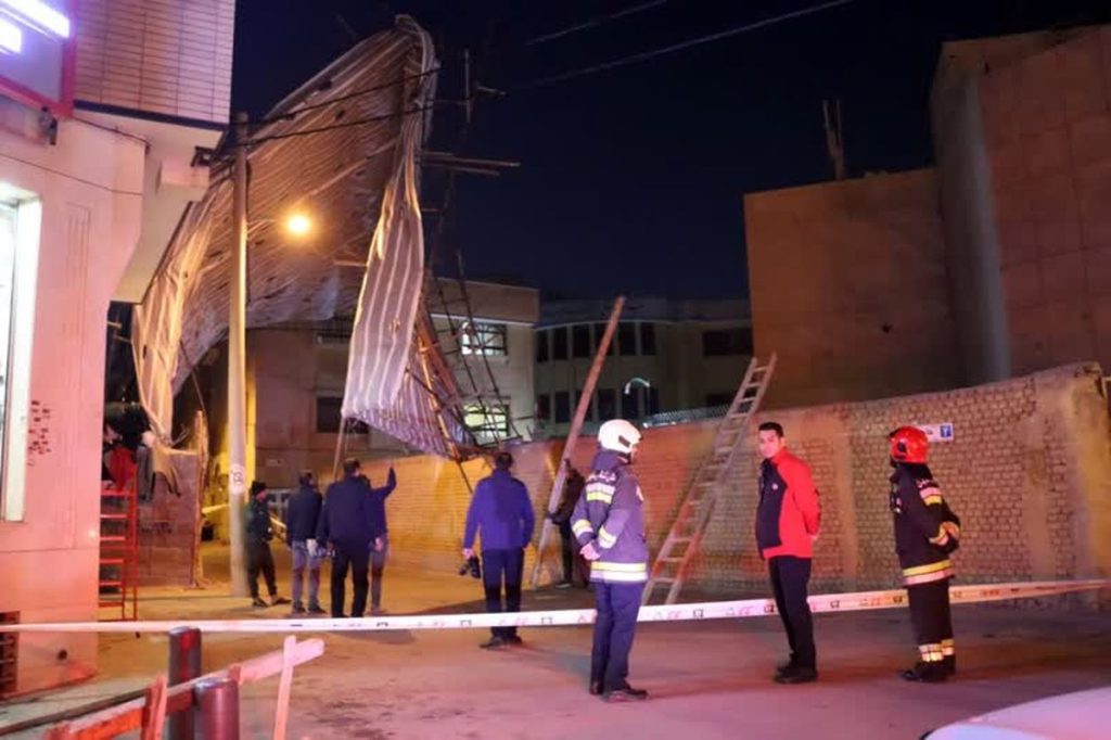 سقوط داربست‌های ساختمانی روی شبکه برق