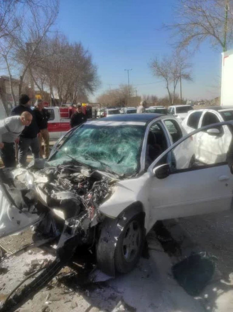 صدمه دیدن راننده ۲۰۷ در تصادف خیابان امام رضا