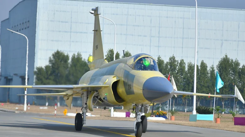 دورردترین جت های جنگنده جهان در سال ۲۰۲۵_اصفهانیا 28 جی اف-۱۷ تاندر