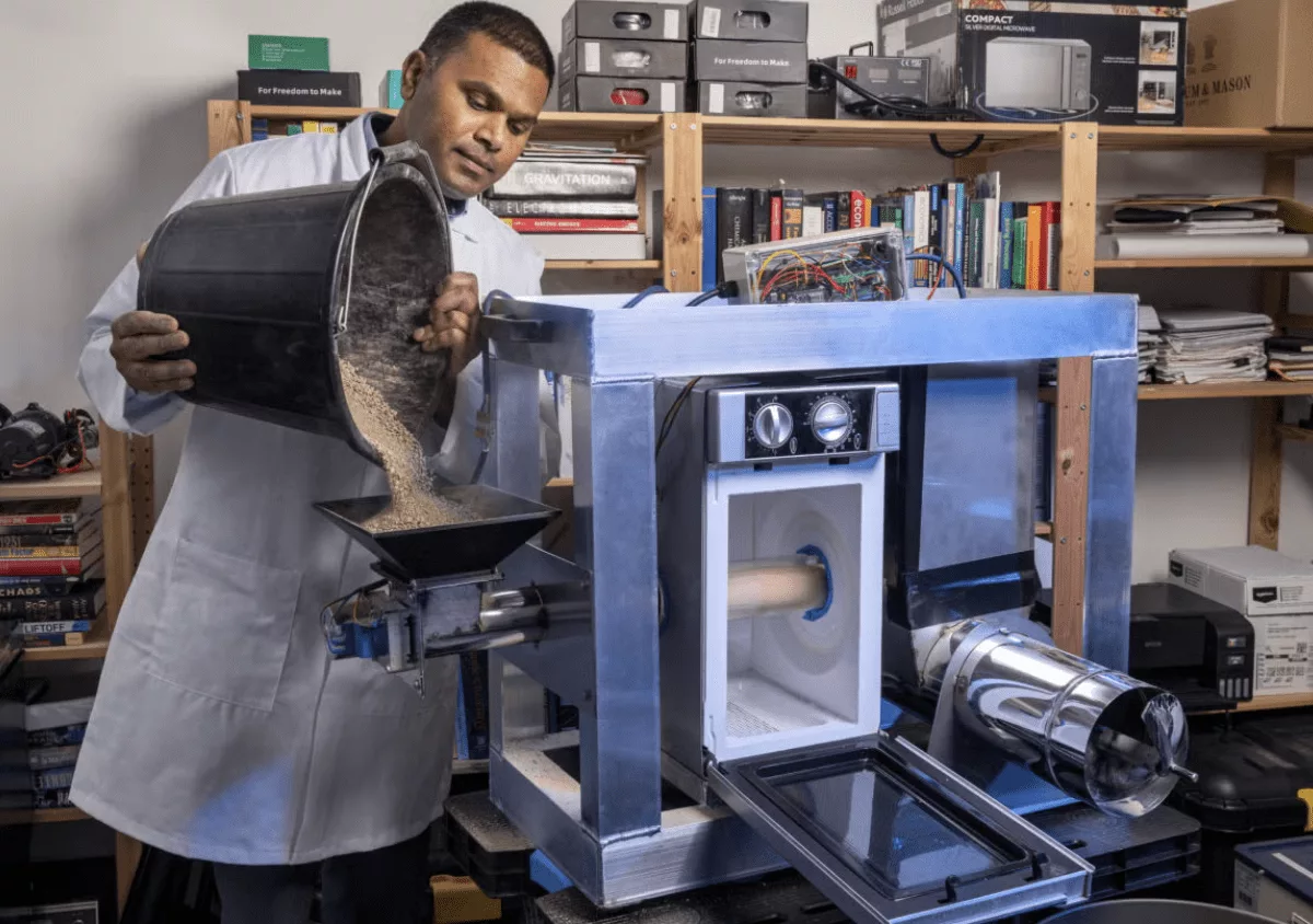 1743411739 742 دانشمندان موفق به ساخت دستگاهی شدند که روی ماه آب.webp