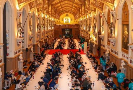 عکس دلنشین از پهن کردن سفره افطاری در کاخ سلطنتی بریتانیا_اصفهانیا