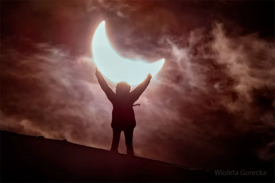 عکس روز ناسا؛ خورشیدگرفتگی جزیٔی در آسمان ایسلند