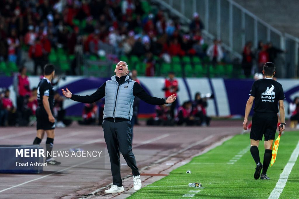 کارترون همانند موم پرسپولیس را در دست دارد