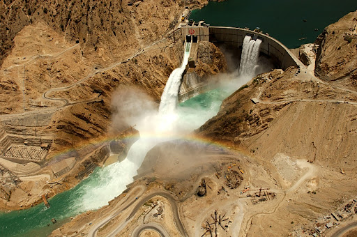 انرژی تجدید پذیر چیست؛ آشنایی با انواع انرژی نو و مزایای آن_اصفهانیا 13 سد کارون 3 در میان کوه و در حال تخلیه آب در پشت سد است.