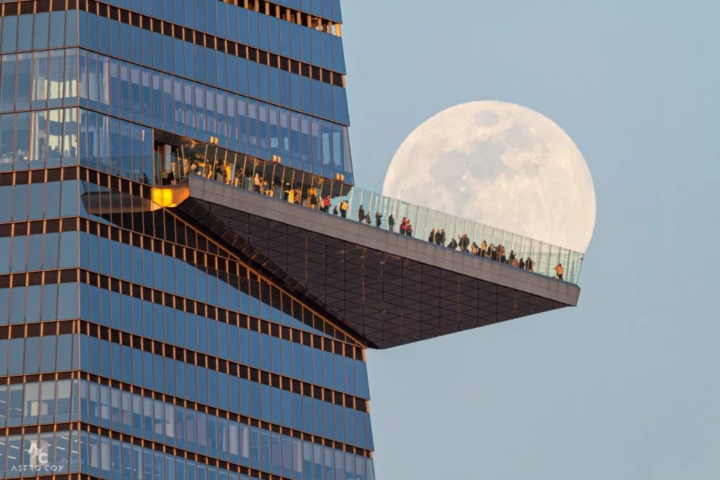 طلوع ماه در آسمان روز، بر فراز سکوی رصد نیویورک_اصفهانیا