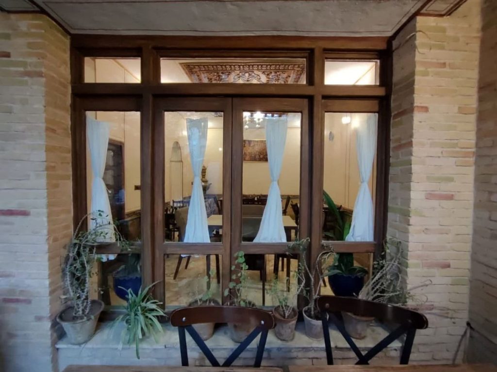 پشت پنجره ها چه خبر است؟