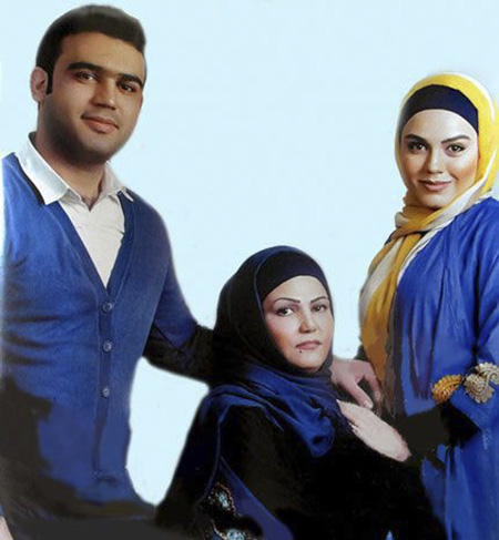 آزاده زارعی به همراه مادر و بردارش