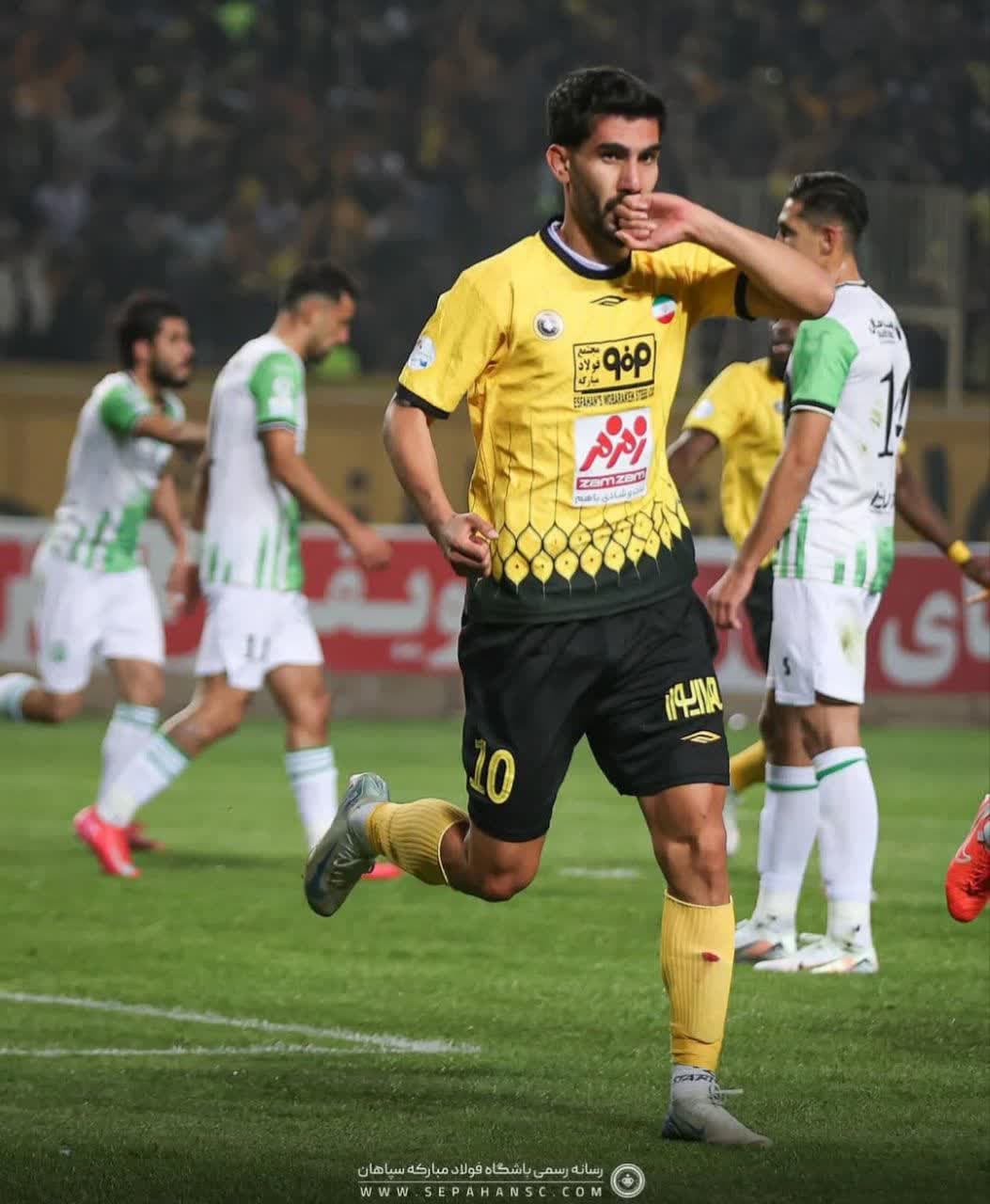 رضا شکاری کیست؟ | بیوگرافی، افتخارات، همسر و ماجرای پیوستن به پرسپولیس 40 رضا شکاری (19)