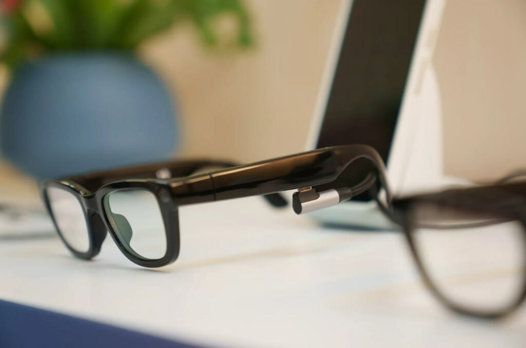 1747818377 392 نگاه نزدیک رسانه‌ها به عینک هوشمند گوگل XR؛ سبک و