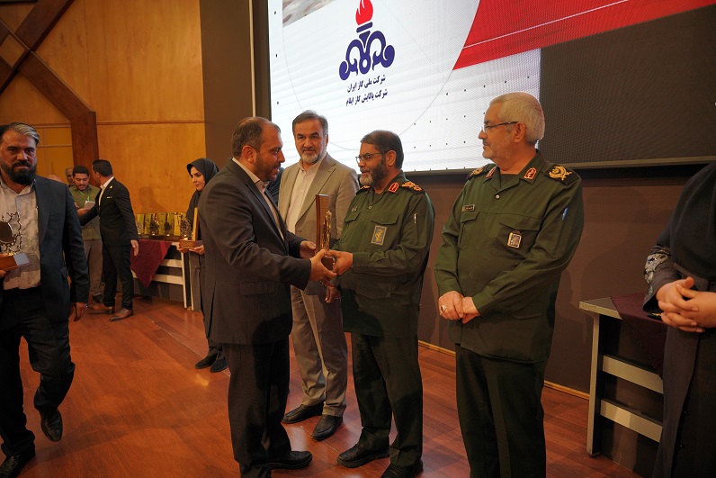 گروه فولاد مبارکه موفق به کسب جایزه نشان ملی اقتصاد مقاومتی سرزمین شد 42 BZD03497