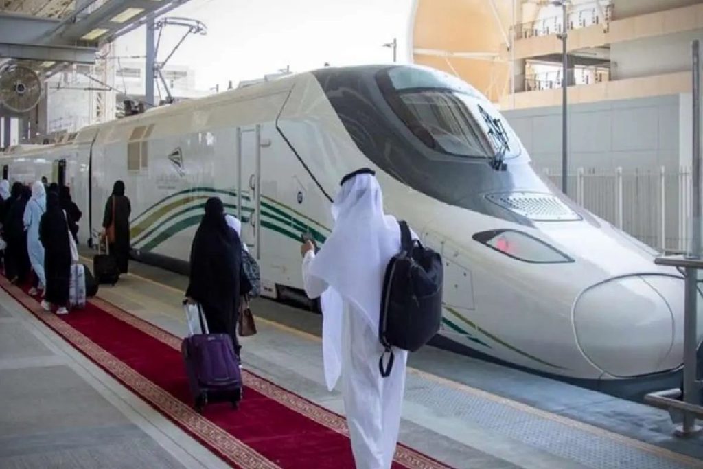 هنگامی قطار مکه به مقصد می‌رسد و قطار تهران-اصفهان تا این مدت در ایستگاه است