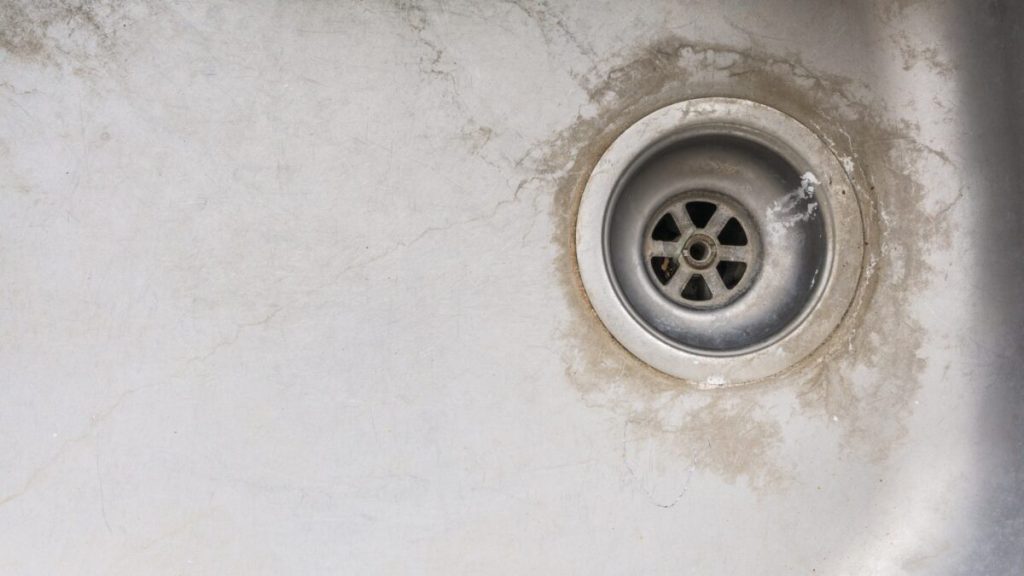 علت سیاهی سینک ظرفشویی و راه حلهای سریع از بین بردن آن