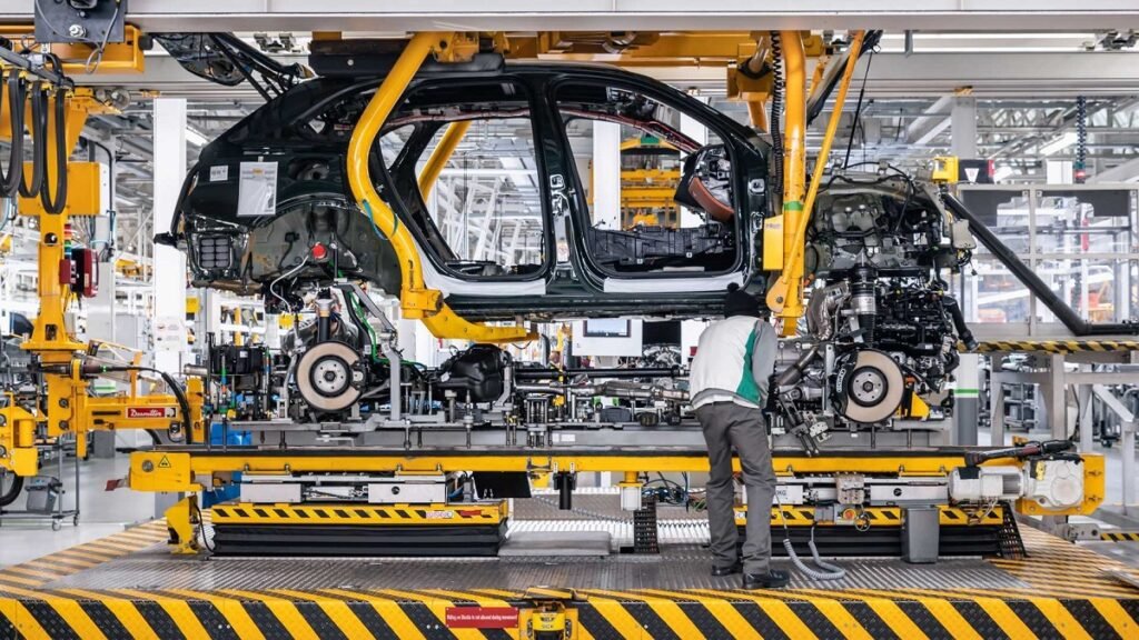 گردش در کارخانه بنتلی؛ جایی که لوکس‌ترین خودروها تشکیل می‌شوند_اصفهانیا