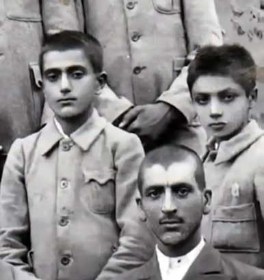 محمود فرشچیان (نفر سمت چپ) در مدرسه گلبهار اصفهان