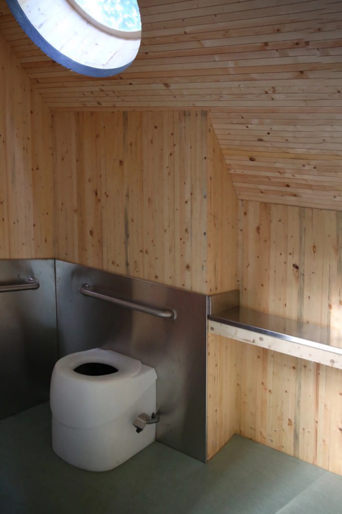 آزمایش اولین توالت بدون آب جهان که مدفوع را با قارچ به کود تبدیل می‌کند_اصفهانیا