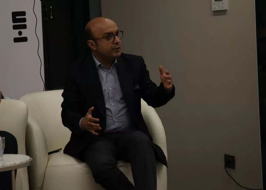 1759488427 153 پادکست فارسی از چالش‌های دوران بلوغ خود می‌گوید اصفهانیا.webp