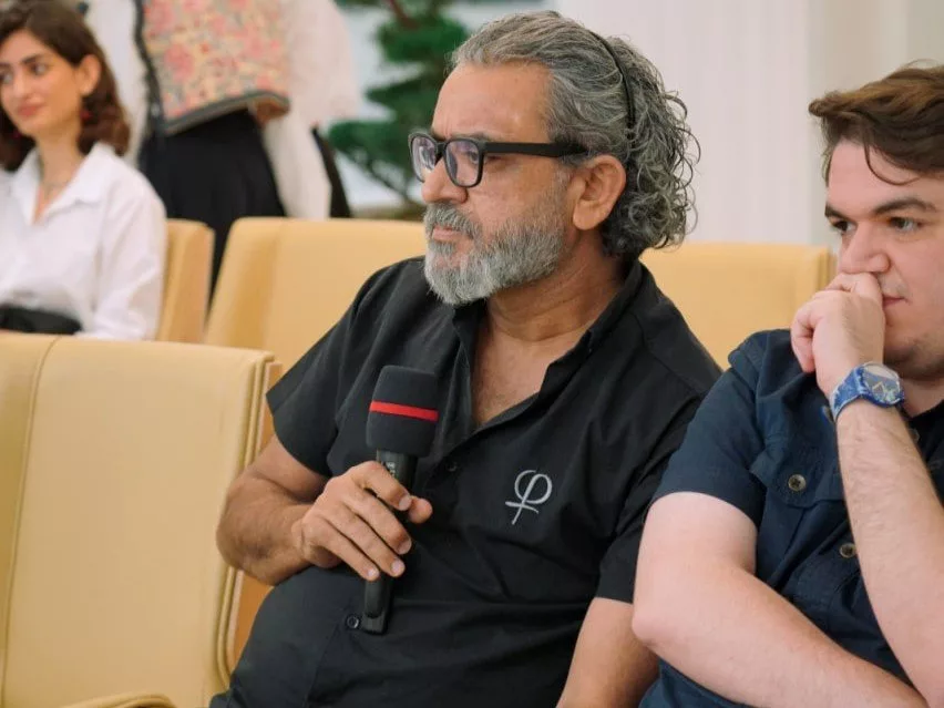 1759488430 581 پادکست فارسی از چالش‌های دوران بلوغ خود می‌گوید اصفهانیا.webp