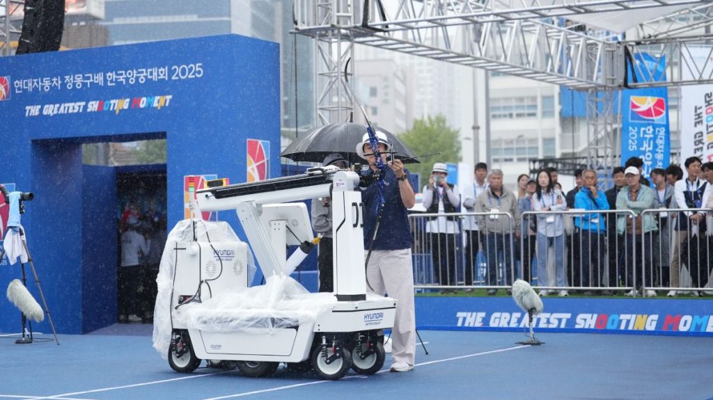 ربات هیوندای در مسابقات تیر و کمان با تیم ملی کره جنوبی به رقابت پرداخت