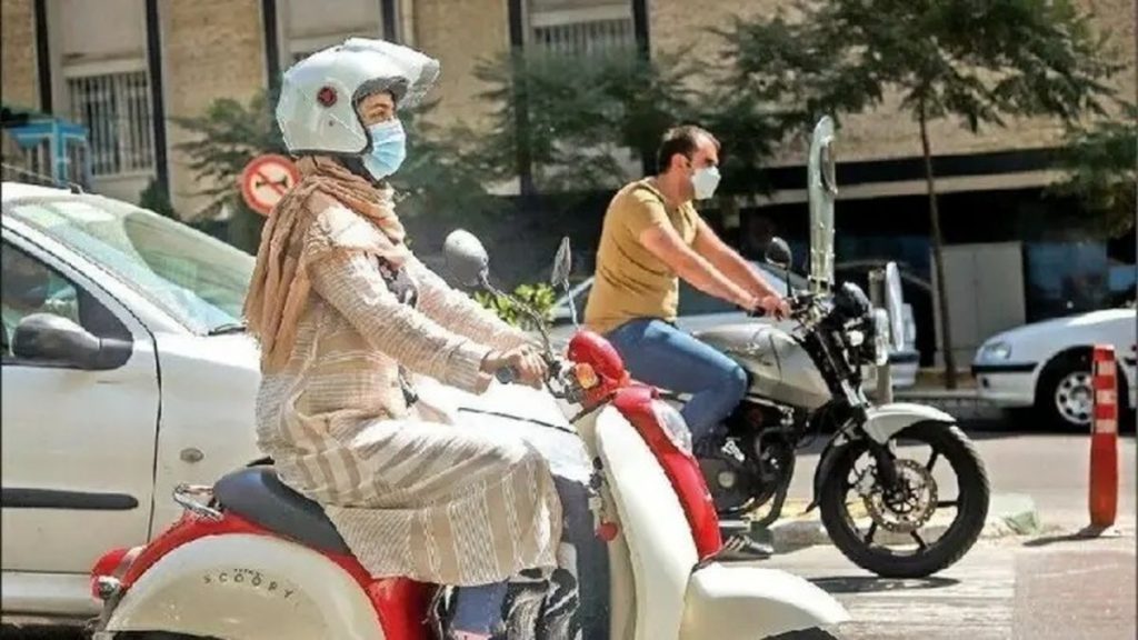 جان بانوان موتورسوار در صف انتظار گواهینامه