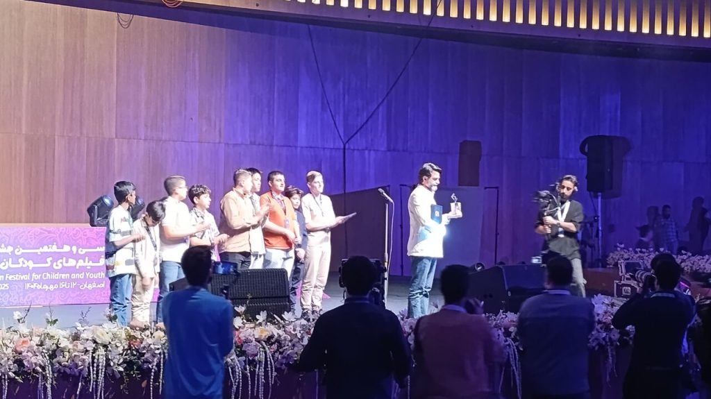 لحظه اهدای پروانه زرین بهترین فیلم با حضور کودکان داور در جشنواره کودک