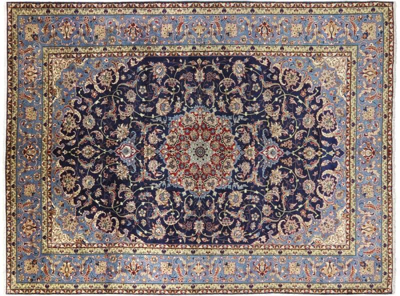 طرح لچک و ترنج فرش اصفهان با نقوش ظریف اسلیمی و ختایی؛ نماد بهشت و باغ ایرانی در قالی.