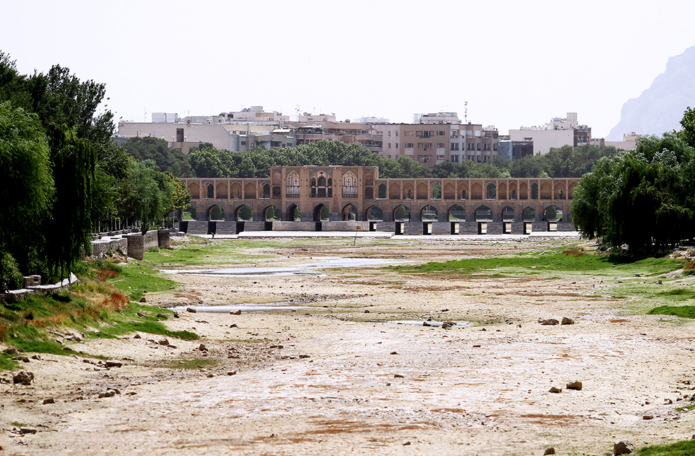 زاینده‌رود خشک است؛ اما قولها جاری