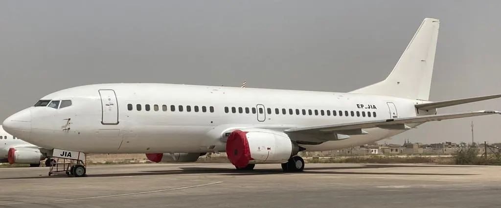 مقایسه هواپیمای ایرلاین جی‌اسکای پیش از رنگ‌آمیزی با طرح نهایی اصفهانی