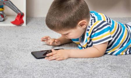 موبایل؛ همدم همیشگی یا رقیب خانواده؟_اصفهانیا